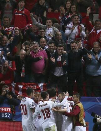 Sevilla s players jubilate a goal by Argentinian Carlos Joaquin Correa, the second for the team against Leicester, during the UEFA Champions League round of 16 first leg match between Leicester City and Sevilla, at Ramon Sanchez Pizjuan stadium in Seville, Andalusia, Spain, 22 February 2017. SEVILLA VS. LEICESTER CITY !ACHTUNG: NUR REDAKTIONELLE NUTZUNG!  Copyright: xJosexManuelxVidalx SEV001 20170222-636233989597137353