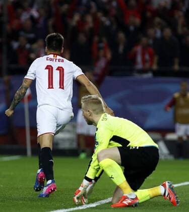 Sevilla s Argentinian striker Carlos Joaquin Correa (R) scores a goal, the second of the team, against Leicester s Danish goalkeeper Kasper Schmeichel during the UEFA Champions League round of 16 first leg match between Leicester City and Sevilla, at Ramon Sanchez Pizjuan stadium in Seville, Andalusia, Spain, 22 February 2017. SEVILLA VS. LEICESTER CITY !ACHTUNG: NUR REDAKTIONELLE NUTZUNG!  Copyright: xJulioxMunozx SEV001 20170222-636233991699548469