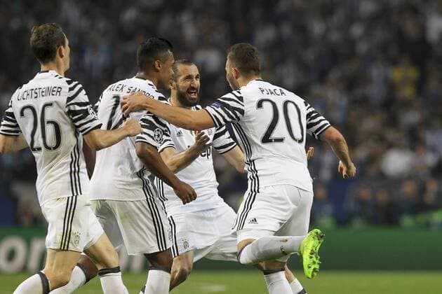 Fußball, CL, FC Porto - Juventus Turin February 22, 2017 - Porto, Porto, Portugal - Marko Pjaca forward of Juventus FC celebrates after scoring goal with teammates during the UEFA Champions League Round of 16 1st leg soccer match between FC Porto and Juventus, at Dragao Stadium in Porto on February 22, 2017. FC Porto v Juventus - UEFA Champions League Round of 16: First Leg  - ZUMAn230 20170222_zaa_n230_402 Copyright: xDpix