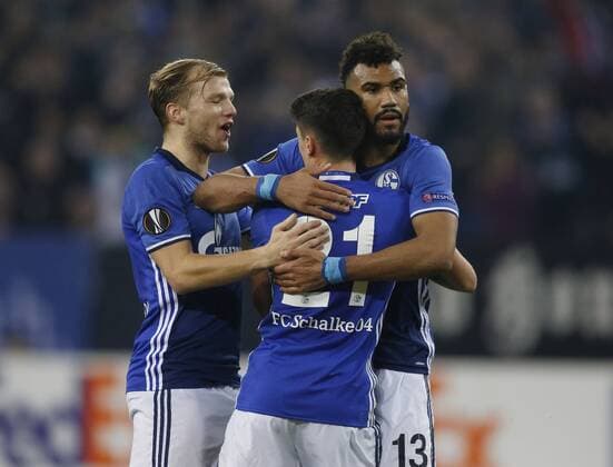 Gelsenkirchen, Deutschland, UEFA Europa League, FC Schalke 04 - PAOK Saloniki FC 1-1 am 22.02.2017 in der Veltins-Arena auf Schalke in Gelsenkirchen Freude nach dem 1-0 durch Alessandro SCHÖPF (S04) 2.v.re.- bei Eric Maxim CHOUPO-MOTING (S04) re.- und Johannes GEIS (S04) li.-