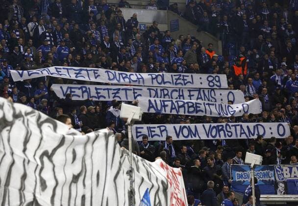Gelsenkirchen, Deutschland, UEFA Europa League, FC Schalke 04 - PAOK Saloniki FC 1-1 am 22.02.2017 in der Veltins-Arena auf Schalke in Gelsenkirchen Die Ultra Fan s in der Nordkurve in Gelsenkirchen zeigen Transparente, die sich auf den Polizeieinsatz beim letzten Spiel gegen PAOK Saloniki beziehen, bei dem 89 Fan s bei dem Einsatz der Polizei verletzt wurden.