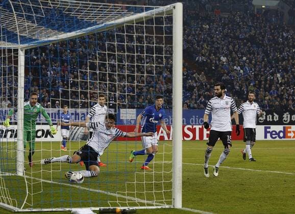 Gelsenkirchen, Deutschland, UEFA Europa League, FC Schalke 04 - PAOK Saloniki FC 1-1 am 22.02.2017 in der Veltins-Arena auf Schalke in Gelsenkirchen Achilleas POUGGOURAS (PAOK) 3.v. li.- rettet kurz vor der Torlinie und verhindern damit den Sieg der Schalker