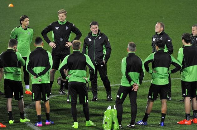 Fußball, EL, Borussia Mönchengladbach Training Italy: Borussia Monchengladbach Training Session Borussia Mönchengladbach s head coach Dieter Hecking speaks to the players during the training session at the Artemio Franchi Stadium on the eve of the UEFA Europa League Round of 32 - 2nd leg soccer match against A.c.f. Fiorentina  GiacomoxMorinix xPacificxPress