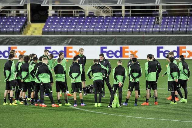Fußball, EL, Borussia Mönchengladbach Training Italy: Borussia Monchengladbach Training Session Borussia Mönchengladbach s head coach Dieter Hecking speaks to the players during the training session at the Artemio Franchi Stadium on the eve of the UEFA Europa League Round of 32 - 2nd leg soccer match against A.c.f. Fiorentina  GiacomoxMorinix xPacificxPress