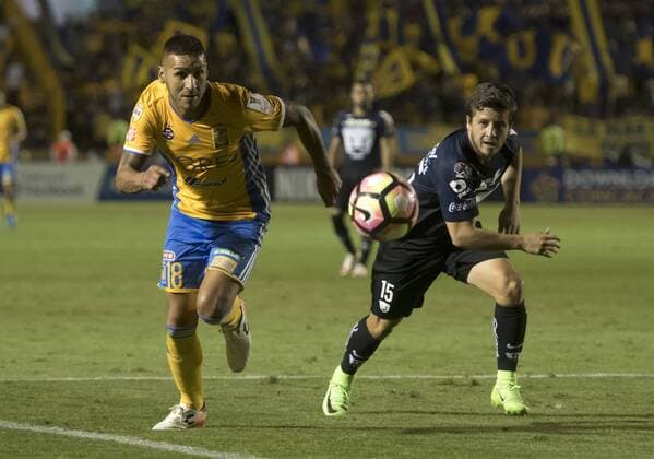 Fußball, CONCACAF CL, Tigres de Monterrey - UNAM Pumas Tigres Victor Sosa (L) vies for the ball with Pumas Erik Vera (R) during their Concacaf Champions League soccer match at Universitario stadium in Monterrey, Mexico, 22 February 2017. Tigres vs. Pumas !ACHTUNG: NUR REDAKTIONELLE NUTZUNG!  Copyright: xMiguelxSierrax MEX301 20170223-636234278176681998