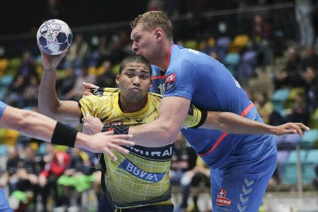 Mads Mensah Larsen (RNL, 22) wird von Dainis Kristopans (Brest, 10) gestoppt. Frankfurt-Unterliederbach Copyright: xRoskaritzx Eibner-Pressefotox EP_rrz