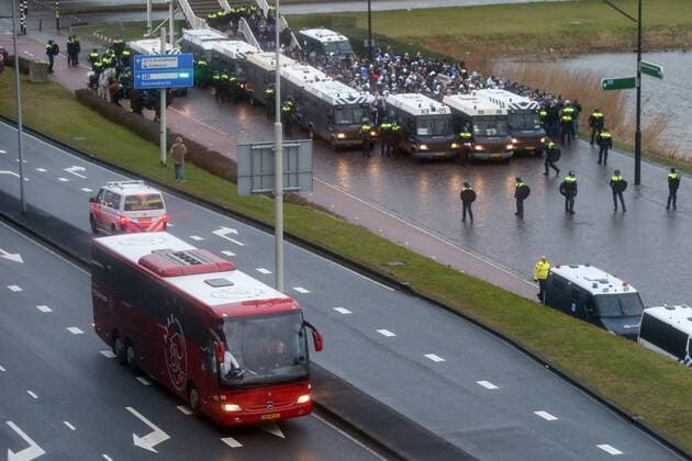 AMSTERDAM 23.02.2017 UEFA EUROPA LEAGUE SECOND LEG MATCH: AJAX AMSTERDAM - LEGIA WARSAW Sicherheit, Polizei geleitet die Legia Fans AUTOKAR Z PILKARZAMI AJAKSU  170223PYK022