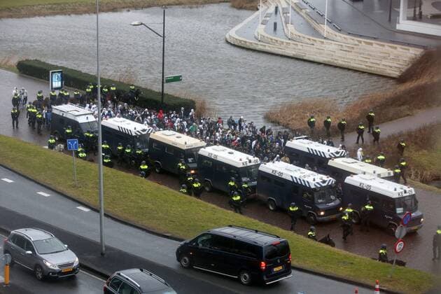 AMSTERDAM 23.02.2017 UEFA EUROPA LEAGUE SECOND LEG MATCH: AJAX AMSTERDAM - LEGIA WARSAW Sicherheit, Polizei geleitet die Legia Fans  170223PYK008