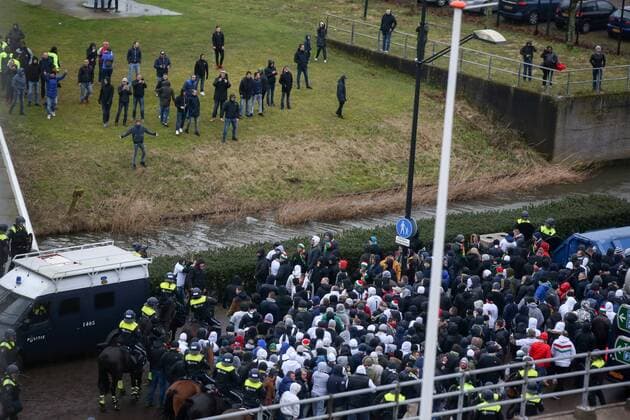 AMSTERDAM 23.02.2017 UEFA EUROPA LEAGUE SECOND LEG MATCH: AJAX AMSTERDAM - LEGIA WARSAW KIBICE AJAKSU Sicherheit, Polizei geleitet die Legia Fans  170223PYK013