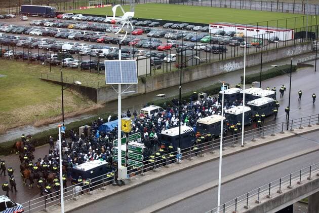 AMSTERDAM 23.02.2017 UEFA EUROPA LEAGUE SECOND LEG MATCH: AJAX AMSTERDAM - LEGIA WARSAW Sicherheit, Polizei geleitet die Legia Fans  170223PYK018