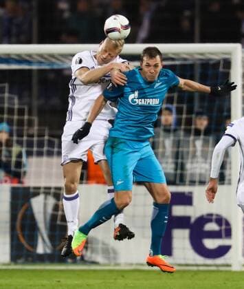 Anderlecht s Olivier Deschacht and Zenit s forward s Artem Dzyuba fight for the ball during a game between Russian team FC Zenit and Belgian soccer team RSC Anderlecht, return leg of the 1 16 finals of the Europa League competition, Thursday 23 February 2017, in Saint Petersburg, Russia. Anderlecht won 2-0 the first leg. VIRGINIExLEFOUR  x05053355x