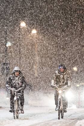 170223 Radfahrer vor dem Stadion - Parken - des FC Kopenhagen im Schneesturm  Copyright: PETTERxARVIDSON BB170223PA004