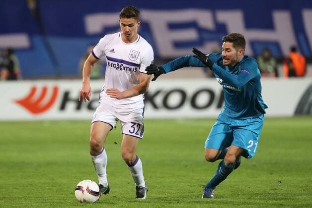 Anderlecht s Leander Dendoncker and Zenit s Javi Garcia fight for the ball during a game between Russian team FC Zenit and Belgian soccer team RSC Anderlecht, return leg of the 1 16 finals of the Europa League competition, Thursday 23 February 2017, in Saint Petersburg, Russia. Anderlecht won 2-0 the first leg. VIRGINIExLEFOUR  x05053482x