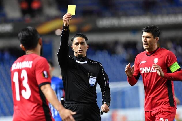 Referee Serdar Gozubuyuk pulls a yellow card to Astra Giurgiu s Junior Morais (L) a game between Belgian soccer team RC Genk and Romanian Club Astra Giurgiu, return leg of the 1 16 finals of the Europa League competition Thursday 23 February 2017, in Genk. First leg result was 2-2. LUCxCLAESSEN  x05053539x
