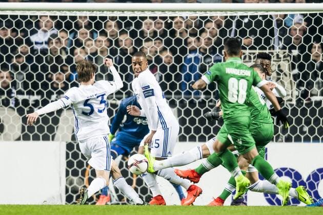 170223 FC Kopenhagens Mathias Jörgensen täcker skott fran Ludogorets Wanderson - Europa League, FC Kopenhagen vs Ludogorez Rasgrad.  Copyright: PETTERxARVIDSON BB170223PA042