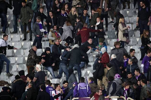 Bilder des Tages - SPORT Fußball, EL, Ausschreitungen auf der Tribüne, AC Florenz - Borussia Mönchengladbach Ausschreitungen zwischen den Fans Firenze 23-02-2017 Stadio Artemio Franchi Fiorentina - Borussia Mönchengladbach Fiorentina - Borussia M gladbach Europa League 2016 2017 - Round of 16 2nd leg lucaxpagliaricci