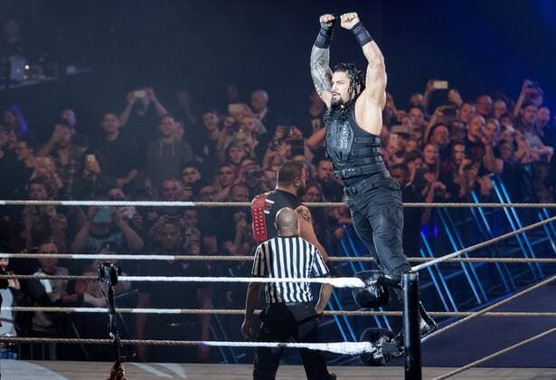 23.02.2017 - Wrestling - WWE Live Road to Wrestlemania Germany 2017 - ThHa - Roman Reigns vor Kevin Owens