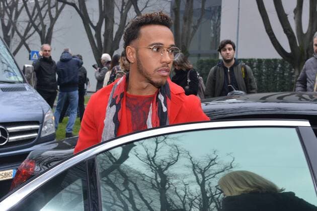 Lewis Hamilton bei Ankunft zur Emporio Armani Modenschau in Mailand Milan, Lewis Hamilton host the parade Emporio Armani  Copyright: xSimonexComix xIPAx xSimonexComix