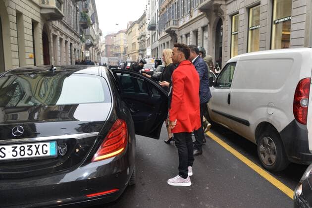 Lewis Hamilton bei Ankunft zur Emporio Armani Modenschau in Mailand Milan, Lewis Hamilton host the parade Emporio Armani  Copyright: xSimonexComix xIPAx xSimonexComix
