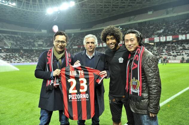 Bilder des Tages - SPORT Alex Zheng (ogcnice) - Liu Ye - dante (ogcnice) - jean pierre rivere (president ogcnice) - Fussball Frankreich, Ligue 1, OGC Nice vs. Montpellier HSC - 24 02 2017 NorbertScanella Panoramic 