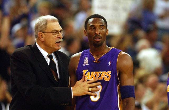 Lakers coach Phil Jackson talks with his star player Kobe Bryant in the second quarter of game one of the NBA Basketball Herren USA Western Conference Finals between the Sacramento Kings and the Los Angeles Lakers at Arco Arena, Saturday, May 18, 2002. Sacramento Bee photograph by ZUMA Press Sacramento Bee Image Archive  - ZUMAobe. 20020922_aae_s76_523 Copyright: xJosexLuisxVillegasx