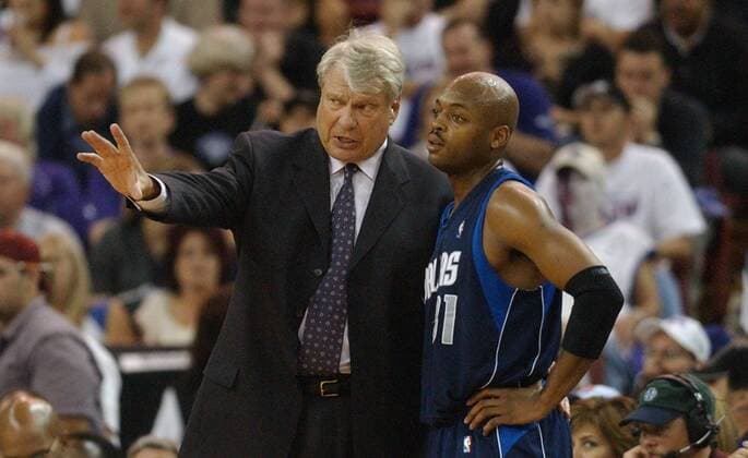 Dallas coach Don Nelson talks with guard Nick Van Exel during the first quarter of game three of the 2003 NBA Basketball Herren USA Western Conference Playoffs between the Dallas Mavericks and the Sacramento Kings at Arco Arena in Sacramento, California. Saturday May 10, 2003. (Sacramento Bee Photograph by ) ZUMA Press Sacramento Bee Image Archive  - ZUMAL.JP 20030922_aag_s76_098 Copyright: xHectorxAmezcuax