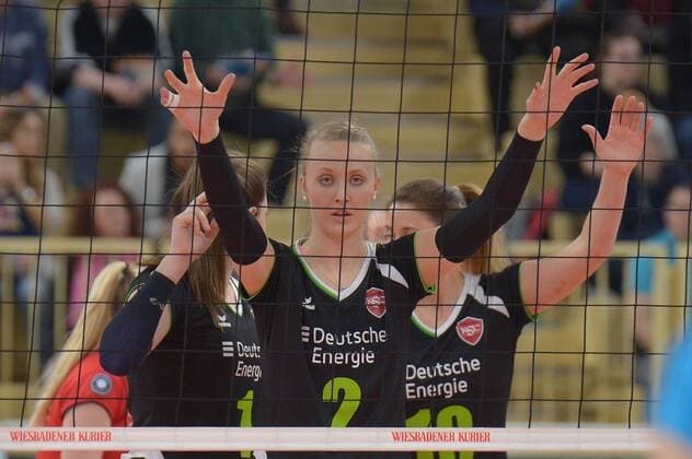 25.02.2017, xtkx, Volleyball 1.Bundesliga Damen, VC Wiesbaden - Köpenicker SC, emspor, v.l. Celin Stoehr (Koepenick) , Wiesbaden