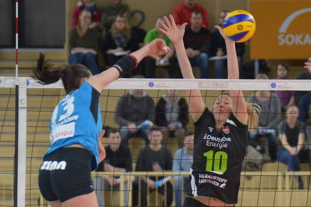 25.02.2017, xtkx, Volleyball 1.Bundesliga Damen, VC Wiesbaden - Köpenicker SC, emspor, v.l. Karolina Bednarova (VC Wiesbaden) , Sarah Wickstrom (koepenick) , Wiesbaden
