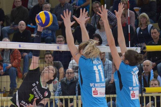 25.02.2017, xtkx, Volleyball 1.Bundesliga Damen, VC Wiesbaden - Köpenicker SC, emspor, v.l. Nicole Walch (Koepenick) , Simona Kosova (VC Wiesbaden) , Irina Kemmsies (VC Wiesbaden) , Wiesbaden
