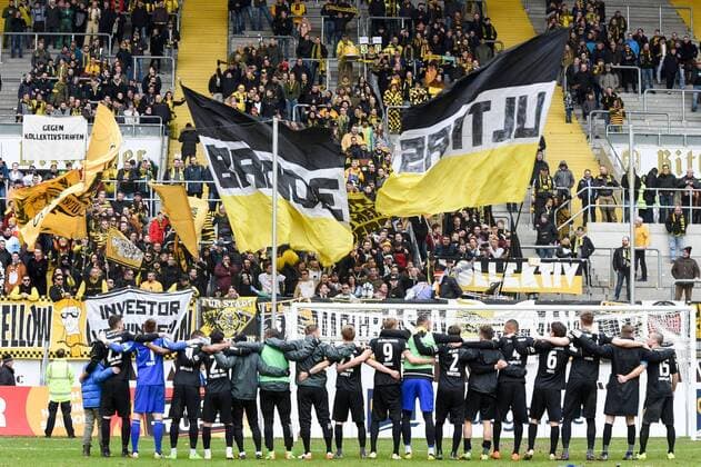 Das Team von Alemannia Aachen feiert mit den Fans den Sieg, Dank an die Zuschauer,, Fussball - Regionalliga West - Alemannia Aachen - SC Wiedenbrück, xmhx
