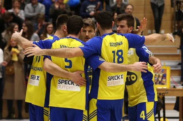 25.02.2017 - Volleyball - 2. Bundesliga Süd Männer - Saison 2016 2017 - SV Schwaig - FT Freiburg - MaWi - Florian Tafelmayer (9, SV Schwaig, mitte) und Team - jubeln Jubel Freude