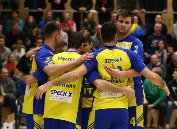 25.02.2017 - Volleyball - 2. Bundesliga Süd Männer - Saison 2016 2017 - SV Schwaig - FT Freiburg - MaWi - Florian Tafelmayer (9, SV Schwaig, mitte) Mariusz Wacek (4, SV Schwaig, rechts) - jubeln Jubel Freude