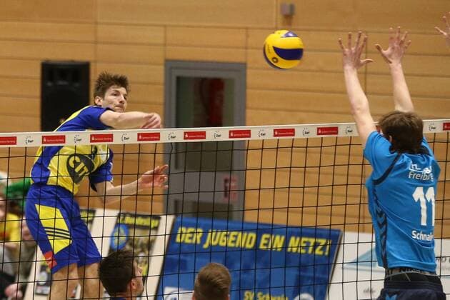 25.02.2017 - Volleyball - 2. Bundesliga Süd Männer - Saison 2016 2017 - SV Schwaig - FT Freiburg - MaWi - Florian Tafelmayer (9, SV Schwaig, links) Peter Schnabel (11, FT Freiburg, rechts)