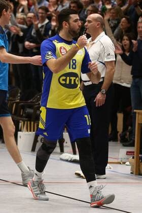 25.02.2017 - Volleyball - 2. Bundesliga Süd Männer - Saison 2016 2017 - SV Schwaig - FT Freiburg - MaWi - Michal Dzierwa (18, SV Schwaig) - ballt Faust Fäuste Einzelbild Jubel Freude