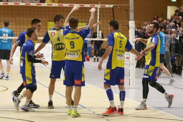 25.02.2017 - Volleyball - 2. Bundesliga Süd Männer - Saison 2016 2017 - SV Schwaig - FT Freiburg - MaWi - Mariusz Wacek (4, SV Schwaig, mitte) Michal Dzierwa (18, SV Schwaig, rechts) und Team - jubeln Jubel Freude