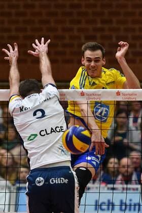 Bilder des Tages - SPORT GER,VBL, SVG Lueneburg vs VFB Friedrichshafen 25.02.2017, Gellersenhalle, Lueneburg, GER, VBL, SVG Lueneburg vs VFB Friedrichshafen, im Bild Andreas Takvam (Friedrichshafen 04) versucht sich gegen Scott Michael Kevorken (Lueneburg 03) durchzusetzen nordphoto xWitke
