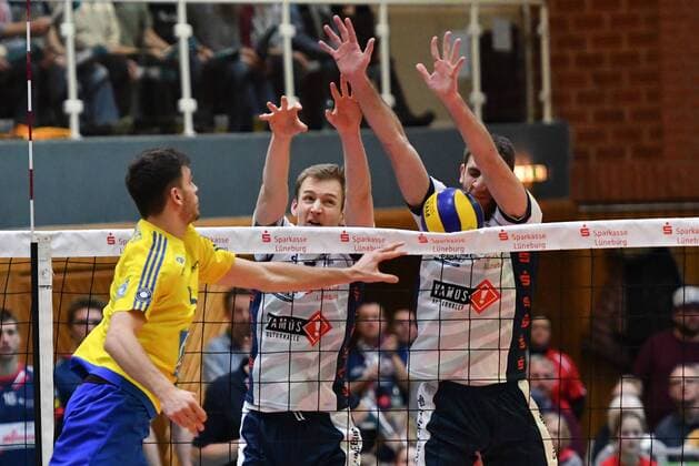 GER,VBL, SVG Lueneburg vs VFB Friedrichshafen 25.02.2017, Gellersenhalle, Lueneburg, GER, VBL, SVG Lueneburg vs VFB Friedrichshafen, im Bild Andreas Takvam (Friedrichshafen 04) versucht sich gegen Jannik Poerner (Pörner Lueneburg 07) und Scott Michael Kevorken (Lueneburg 03) durchzusetzen nordphoto xWitke