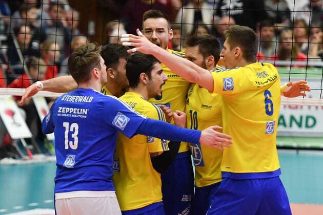 GER,VBL, SVG Lueneburg vs VFB Friedrichshafen 25.02.2017, Gellersenhalle, Lueneburg, GER, VBL, SVG Lueneburg vs VFB Friedrichshafen, im Bild die Mannschaft aus Friedrichshafen jubelt nordphoto xWitke