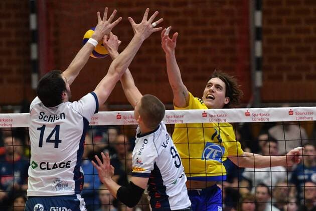 GER,VBL, SVG Lueneburg vs VFB Friedrichshafen 25.02.2017, Gellersenhalle, Lueneburg, GER, VBL, SVG Lueneburg vs VFB Friedrichshafen, im Bild Tomas Rousseaux(Friedrichshafen 14) versucht sich gegen Michel Schlien (Lueneburg 14) und Adam Kocian (Lueneburg 08) durchzusetzen nordphoto xWitke