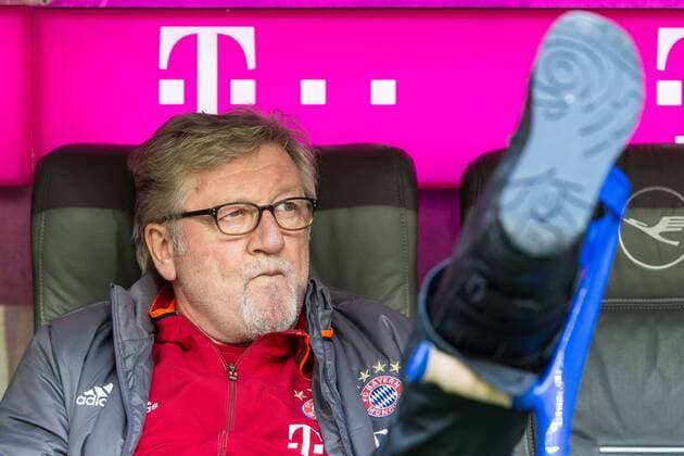 Muenchen, Deutschland, 25.02.2017, Bundesliga 22. Spieltag, FC Bayern Muenchen - Hamburger SV, Leiter Fitness Giovanni Mauri (FCB) guckt ( DeFodi048