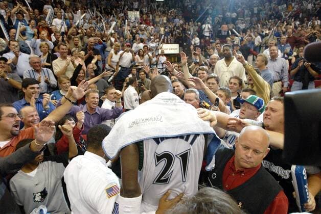 Kevin Garnett makes his way off the court with his fans celebrating with him after winning in game seven of the second round of the NBA Basketball Herren USA Western Conference Playoffs between the Sacramento Kings and the Minnesota Timberwolves, Wednesday, May 19, 2004 at the Target Center, Minneapolis, Minnesota. photograph by (Credit: © ZUMAPRESS.com) NBA: Sacramento Kings Basketball  - ZUMAth f 20040922_aac_s76_881 Copyright: xSacramentoxBeex