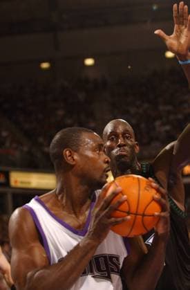 Chris Webber moves to the basket against Kevin Garnett during the fourth quarter Thursday, April 8, 2004 at Arco Arena in a regular season game between the Sacramento Kings and the Minnesota Timberwolves. ( The Sacramento Bee ) ZUMA Press Sacramento Bee Image Archive  - ZUMAKevi 20040922_aaf_s76_478 Copyright: xHectorxAmezcuax