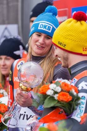 Natalie Geisenberger (GER, Deutschland) und Sascha Benecken (GER, Deutschland) mit dem Pokal; Flower Ceremony, Blumenzeremonie, Siegerehrung, Rennrodel-Weltcup Altenberg, xprx