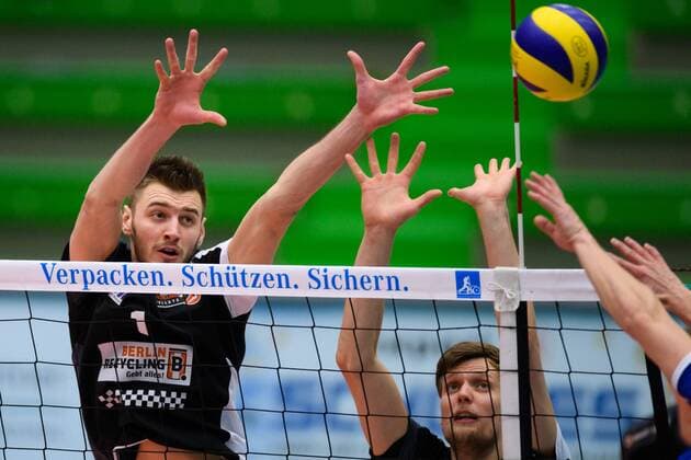 26.02.2017, Bayer Sporthalle, Wuppertal Volleyball, Bundesliga Männer Maenner, Normalrunde, Solingen Volleys vs. Berlin Recycling Volleys Block Doppelblock Aleksandar Okolic ( 1 Berlin), Robert Kromm ( 3 Berlin)