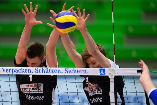26.02.2017, Bayer Sporthalle, Wuppertal Volleyball, Bundesliga Männer Maenner, Normalrunde, Solingen Volleys vs. Berlin Recycling Volleys Block Doppelblock Aleksandar Okolic ( 1 Berlin), Robert Kromm ( 3 Berlin)