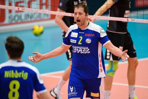 26.02.2017, Bayer Sporthalle, Wuppertal Volleyball, Bundesliga Männer Maenner, Normalrunde, Solingen Volleys vs. Berlin Recycling Volleys Jubel Huib den Boer ( 2 Solingen)