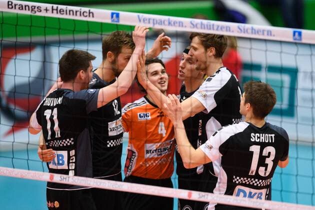 26.02.2017, Bayer Sporthalle, Wuppertal Volleyball, Bundesliga Männer Maenner, Normalrunde, Solingen Volleys vs. Berlin Recycling Volleys Jubel Tsimafei Zhukouski ( 11 Berlin), Paul Carroll ( 12 Berlin), Luke Perry ( 4 Berlin), Felix Fischer ( 6 Berlin), Robert Kromm ( 3 Berlin), Ruben Schott ( 13 Berlin)