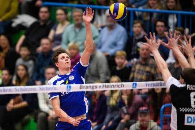 26.02.2017, Bayer Sporthalle, Wuppertal Volleyball, Bundesliga Männer Maenner, Normalrunde, Solingen Volleys vs. Berlin Recycling Volleys Angriff Benny Nibbrig ( 8 Solingen)