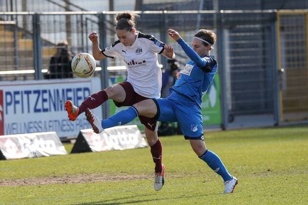 v.li.: Jacqueline Klasen (SGS, 16), Dora Zeller (TSG, 11), Zweikampf, Duell, duel, tackle, tackling, Dynamik, Action, Aktion, Fussball, Allianz Frauen-Bundesliga, TSG 1899 Hoffenheim - SGS Essen, xozx
