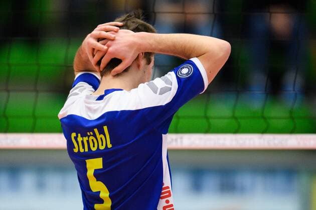 26.02.2017, Bayer Sporthalle, Wuppertal Volleyball, Bundesliga Männer Maenner, Normalrunde, Solingen Volleys vs. Berlin Recycling Volleys Maximilian Ströbl Stroebl ( 5 Solingen) enttäuscht enttaeuscht traurig